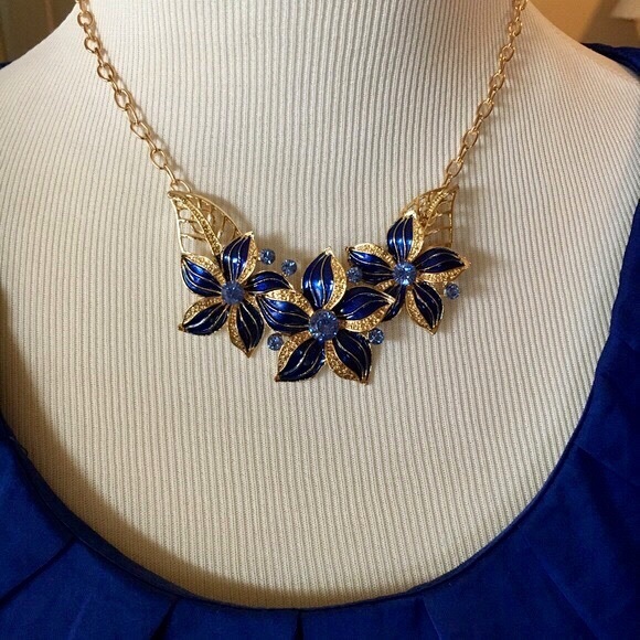 🆕! Flower Necklace and Earrings Set - Picture 4 of 7